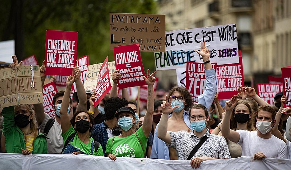 Γαλλία: Χιλιάδες διαδηλωτές στο Παρίσι ζητούν έναν πιο φιλόδοξο νόμο για το κλίμα