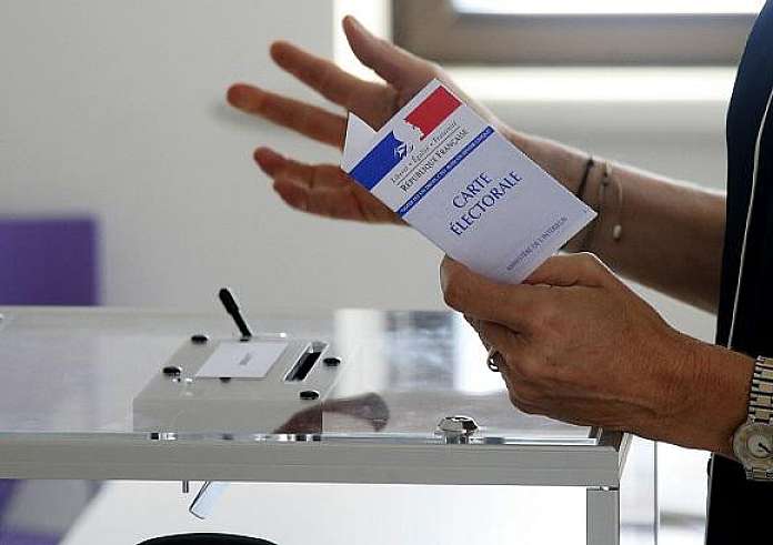 Γαλλία: Στο 65,5% η συμμετοχή-ρεκόρ στις εκλογές, αγωνία για τα αποτελέσματα