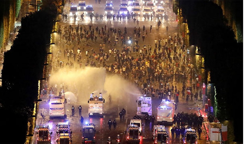 Γαλλία: Αποσύρεται η απαγόρευση προβολής αστυνομικών σε δράση μετά τη θύελλα διαδηλώσεων