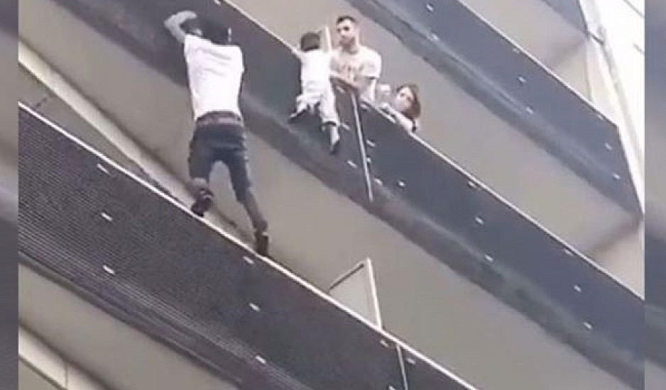 Παράνομος μετανάστης έσωσε παιδί που κρεμόταν στο κενό από τον 4 όροφο