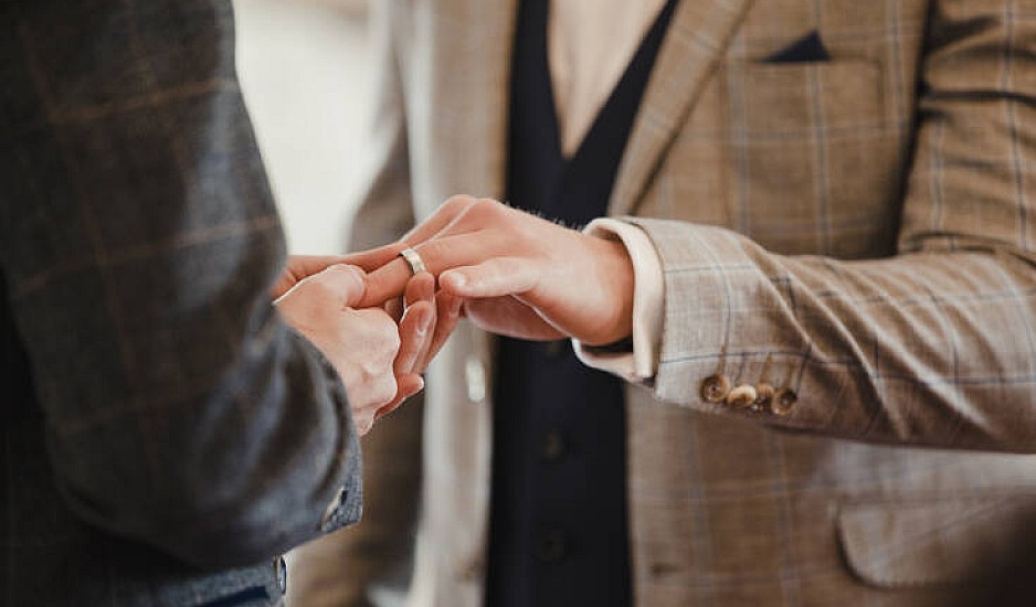 Διχάζει το νομοσχέδιο για την επέκταση του πολιτικού γάμου στα ομόφυλα ζευγάρια