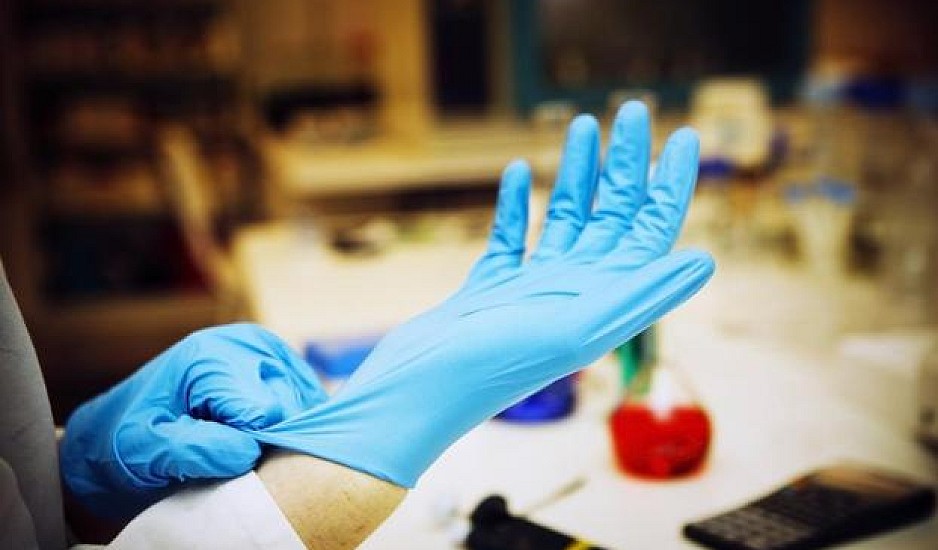 Πώς βγάζουμε (και βάζουμε) σωστά τα γάντια για να μην μολυνθούμε (video)