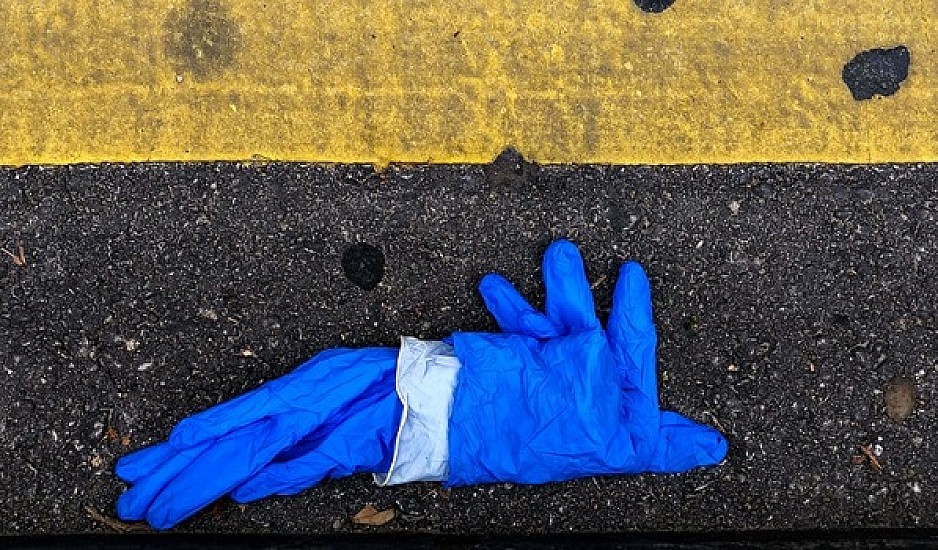 Πρόστιμο μέχρι 500 ευρώ σε όποιον πετά στους δρόμους μάσκες και γάντια στη Ρώμη