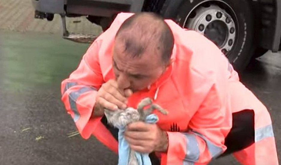 Άνδρας έσωσε γατάκι που πνίγηκε και έγινε viral