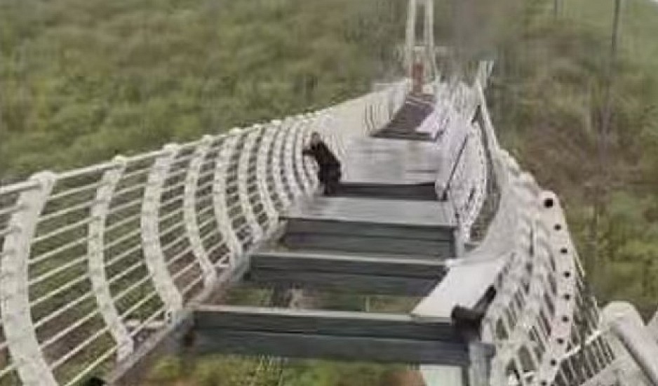 Κινδύνευσε τουρίστας μετά την κατάρρευση γυάλινης γέφυρας 100 μέτρων