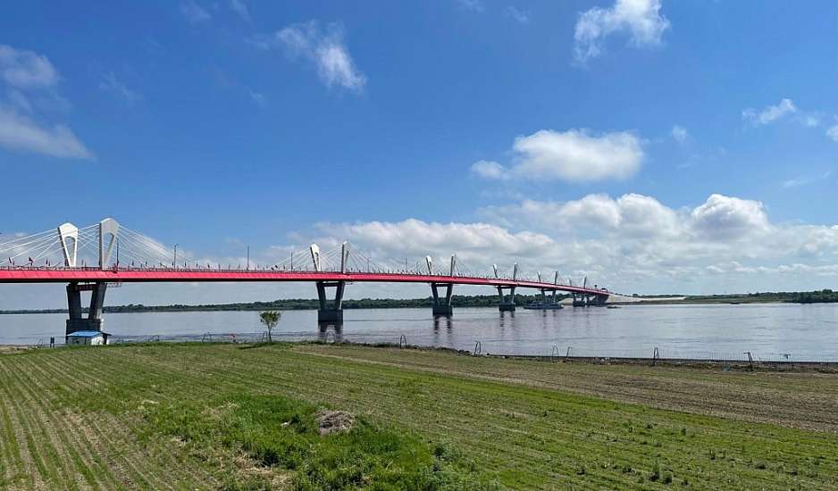 Εγκαινιάστηκε η πρώτη οδική γέφυρα μεταξύ Ρωσίας και Κίνας