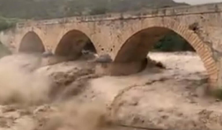 Στο έλεος της κακοκαιρίας η Κρήτη: Πλημμύρες, κατολισθήσεις και εγκλωβισμένοι