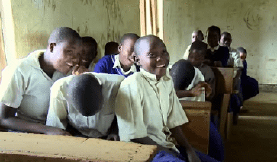 Η περίφημη επιδημία νευρικού γέλιου σε σχολεία της Τανζανίας που οδήγησε στο κλείσιμο 14 σχολείων