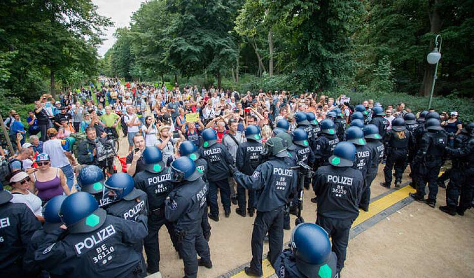 Το Βερολίνο κάνει την αρχή: Υποχρεωτική χρήση μάσκας στις διαδηλώσεις