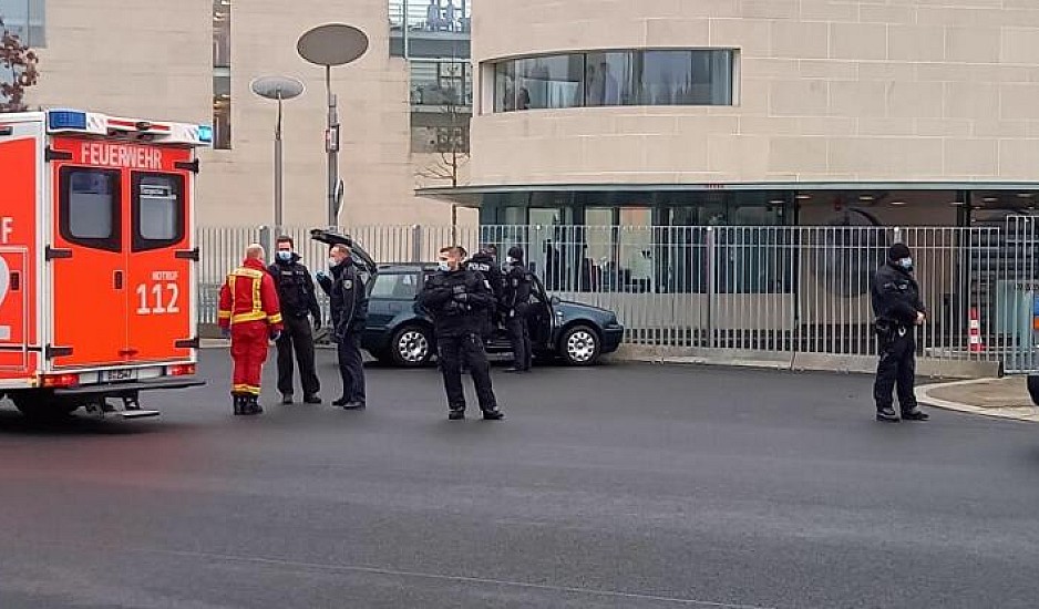 Διαμαρτυρία για τα μέτρα περιορισμού της πανδημίας το αυτοκίνητο που έπεσε στην πύλη εισόδου της καγκελαρίας