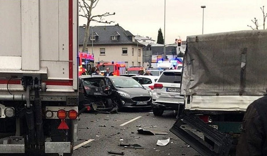 Γερμανία: Ένας νεκρός και εξήντα τραυματίες σε τροχαίο