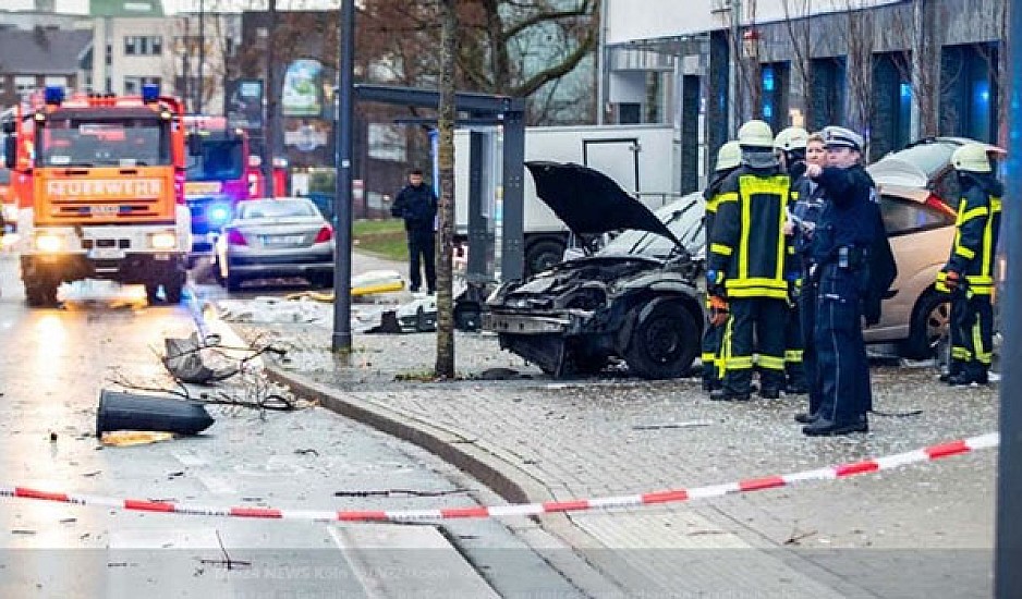 Γερμανία: Αυτοκίνητο έπεσε σε στάση λεωφορείου