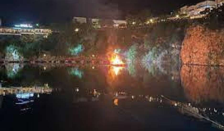 Ηράκλειο: Το κάψιμο του Ιούδα στη λίμνη του Αγίου Νικολάου