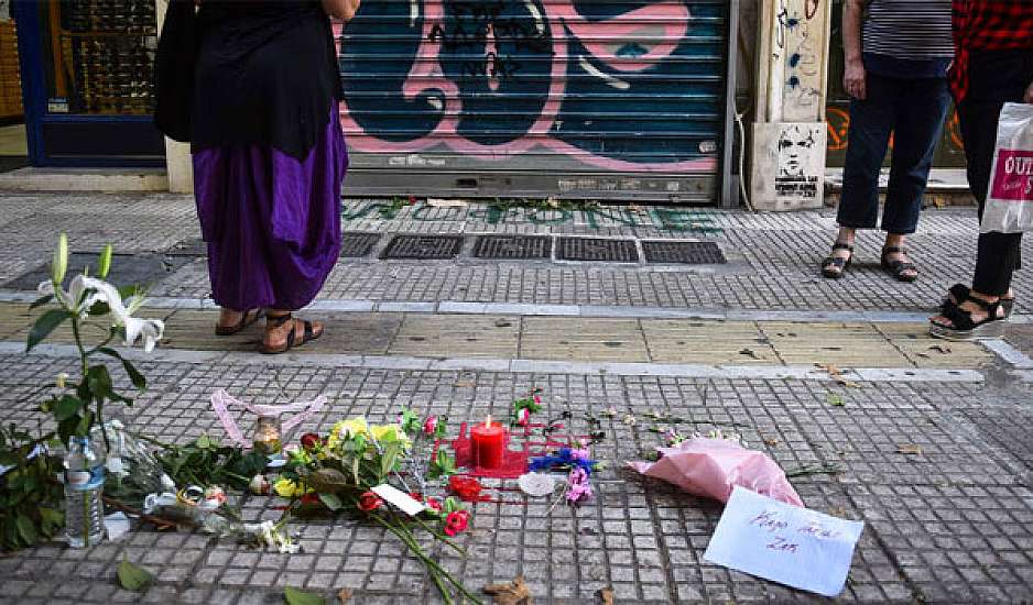 Ζακ Κωστόπουλος: Λουλούδια, σημειώματα και απειλές έξω από το κοσμηματοπωλείο