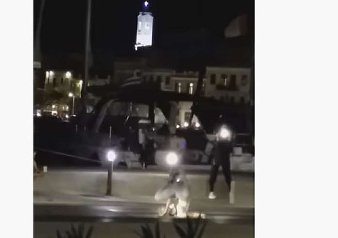 Σύρος: Γυναίκα βγήκε από κότερο, έδωσε χορευτικό αισθησιακό show και αποθεώθηκε!