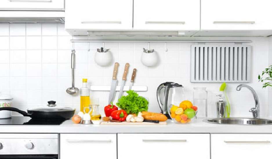 Καλάθι σκουπιδιών: Πέντε λόγοι για τους οποίους δεν πρέπει να το τοποθετείτε στο ντουλάπι της κουζίνας