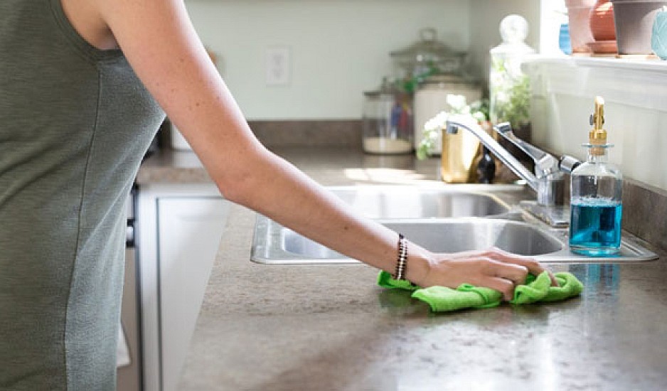 Καθαρίστε τέλεια τους πάγκους της κουζίνας χωρίς τοξικά