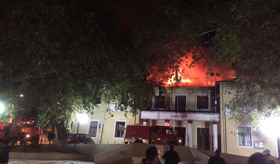 Κοζάνη: Στις φλόγες το Δημαρχείο Σερβίων - Ανυπολόγιστες ζημιές