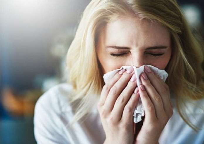 Μετάλλαξη Όμικρον: Το πέμπτο σύμπτωμά της - Προσοχή αν έχετε κρυολογήσει