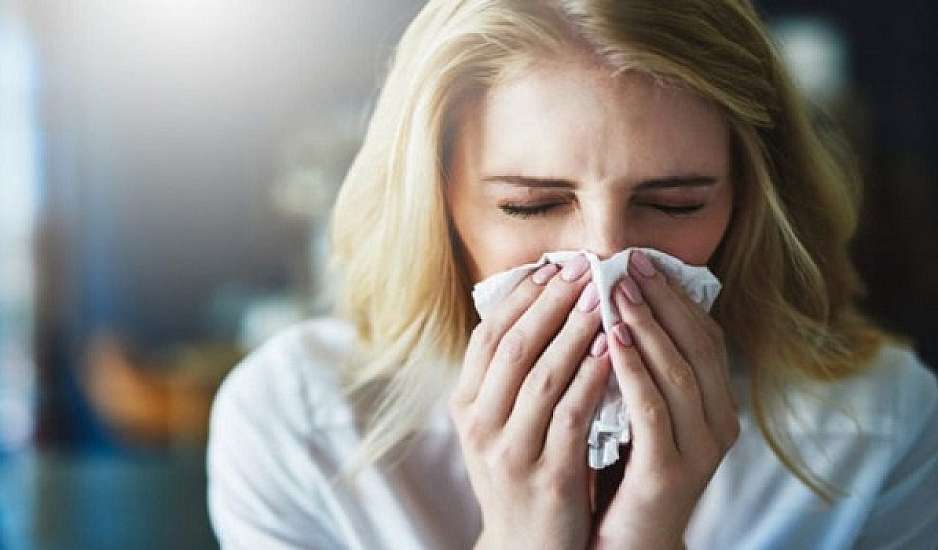 Μετάλλαξη Όμικρον: Το πέμπτο σύμπτωμά της - Προσοχή αν έχετε κρυολογήσει