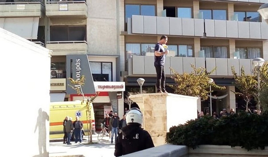 Άνδρας απειλεί να αυτοπυρποληθεί σε πλατεία στο Ηράκλειο Κρήτης