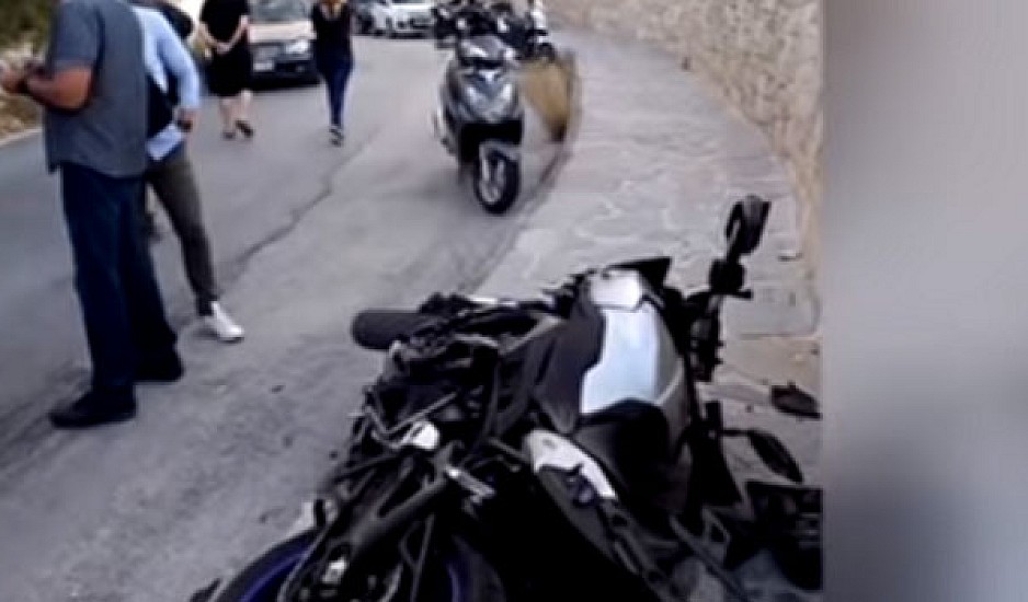 Κόβει την ανάσα βίντεο με τη στιγμή που ΙΧ πέφτει με ταχύτητα πάνω σε μοτοσικλετιστή