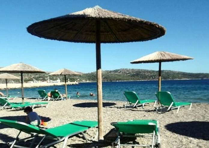 Ο τιμοκατάλογος της ξαπλώστρας – Βαθιά το χέρι στην τσέπη θα βάλουν φέτος οι πολίτες στην Αττική