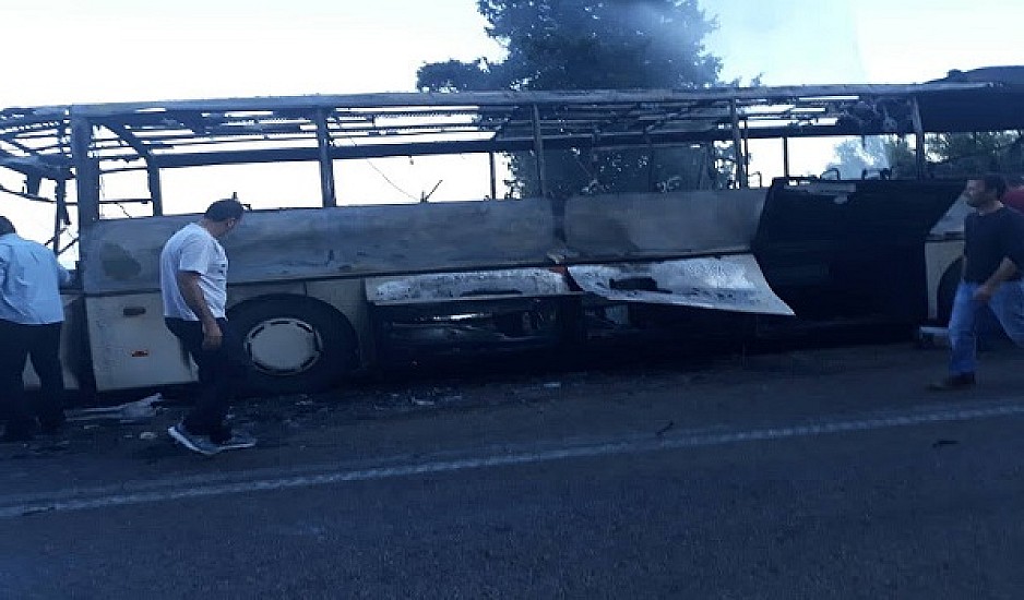Λεωφορείο του ΚΤΕΛ Λευκάδας κάηκε ολοσχερώς ενώ εκτελούσε δρομολόγιο