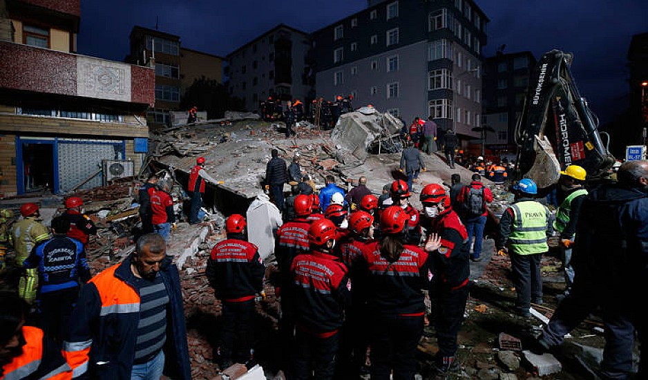 Αυξάνεται ο αριθμός των θυμάτων από την κατάρρευση κτιρίου στην Κωνσταντινούπολη