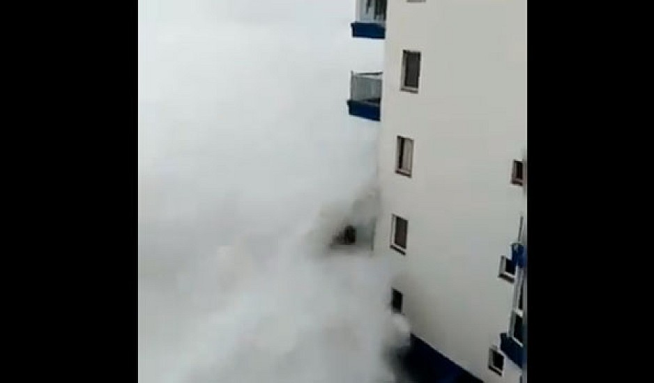 Γιγάντιο κύμα καταπίνει μπαλκόνι ξενοδοχείου! Βίντεο