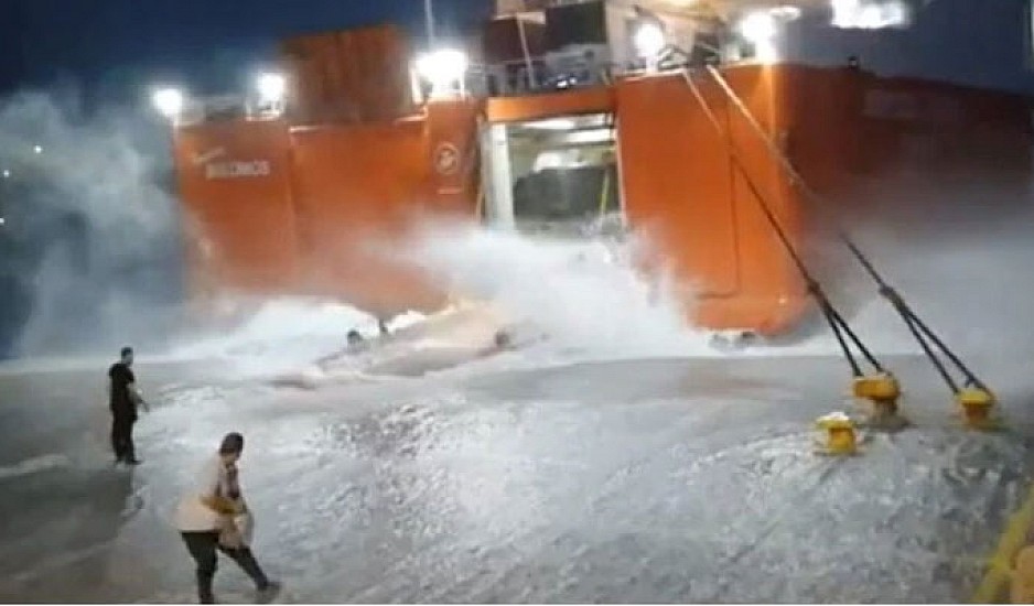 Μάχη με τα κύματα. Το πλοίο Διονύσιος Σολωμός προσπαθεί να δέσει στη Σίκινο