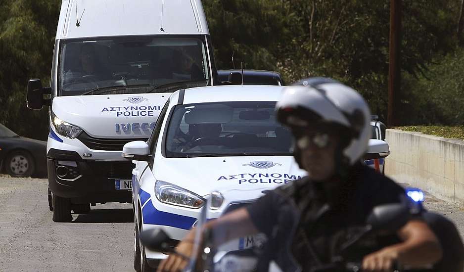 Αίγιο: 36χρονος ξυλοκόπησε τον πατέρα του, τον αναζητά η ΕΛΑΣ