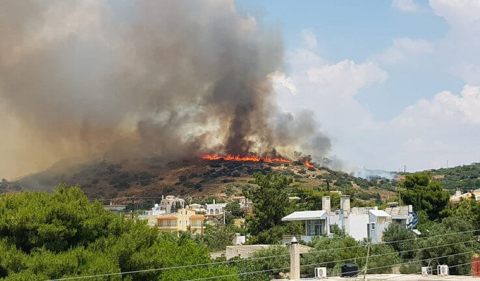 Δήμαρχος Σαρωνικού για φωτιά στο Λαγονήσι: Προληπτικά εκκενώσαμε 8-10 σπίτια