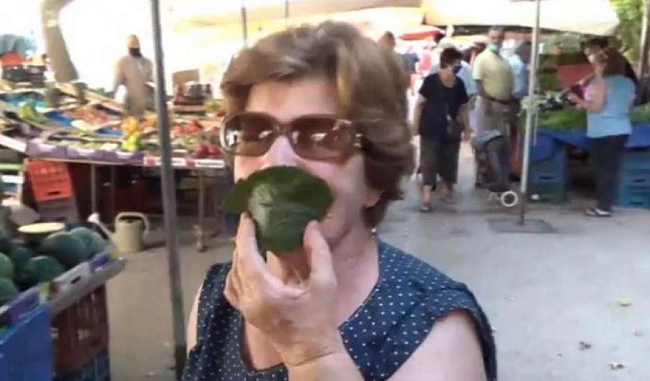 Κυρία σε λαϊκή αγορά ξέχασε τη μάσκα και την αντικατέστησε με φύλλο μουριάς