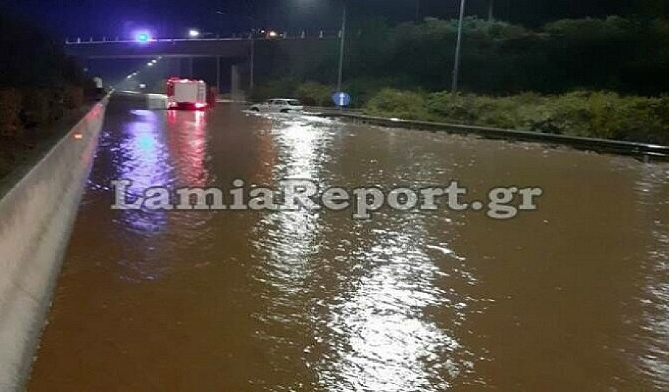 Πλημμύρισε ο αυτοκινητόδρομος Θεσσαλονίκης - Λαμίας. Ο χείμαρρος παρέσυρε και αυτοκίνητο