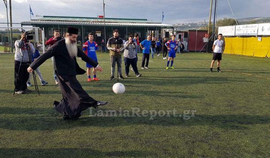 Λαμία: Δεσπότης παίζει μπάλα με τα παιδιά και στέλνει την μπάλα με άψογο στυλ στην Μητρόπολη