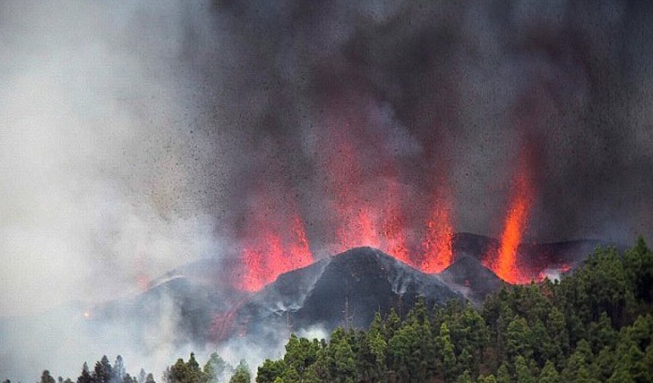 Ισπανία: Λάβα, καπνός και στάχτες από την έκρηξη ηφαιστείου στο νησί Λα Πάλμα. Βίντεο