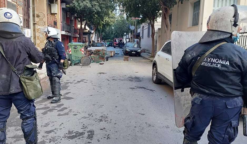 Επεισόδια σε εκκένωση κατάληψης στη Λάρισα - Πετούσαν μπουκάλια και πέτρες στους αστυνομικούς