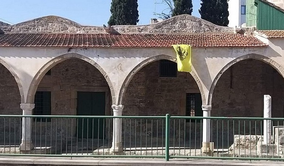 Τουρκικά ΜΜΕ: Κρέμασαν βυζαντινή σημαία σε τζαμί στη Λάρνακα