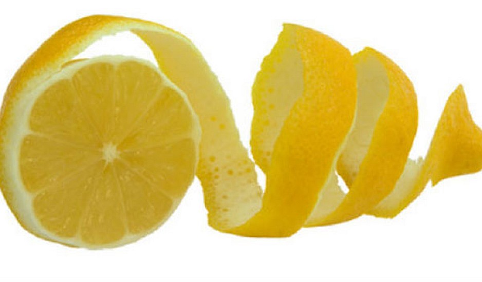 Να τι θα συμβεί αν βάλετε μια φλούδα λεμονιού στο πλυντήριο πιάτων