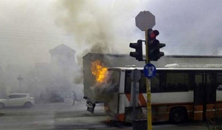 Λεωφορείο του ΚΤΕΛ τυλίχθηκε στις φλόγες στο Πικέρμι