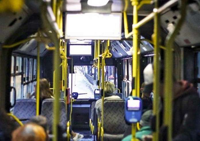 Ηλεία: Ανήλικοι επιτέθηκαν σε λεωφορείο μαθητών από τη Γαλλία - Πέταξαν πέτρες