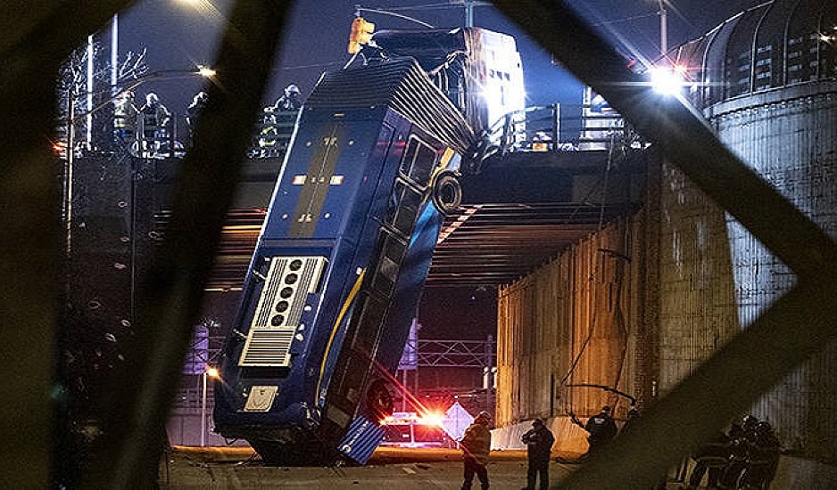 Λεωφορείο στη Νέα Υόρκη κρεμάστηκε από γέφυρα, 8 άνθρωποι τραυματίες
