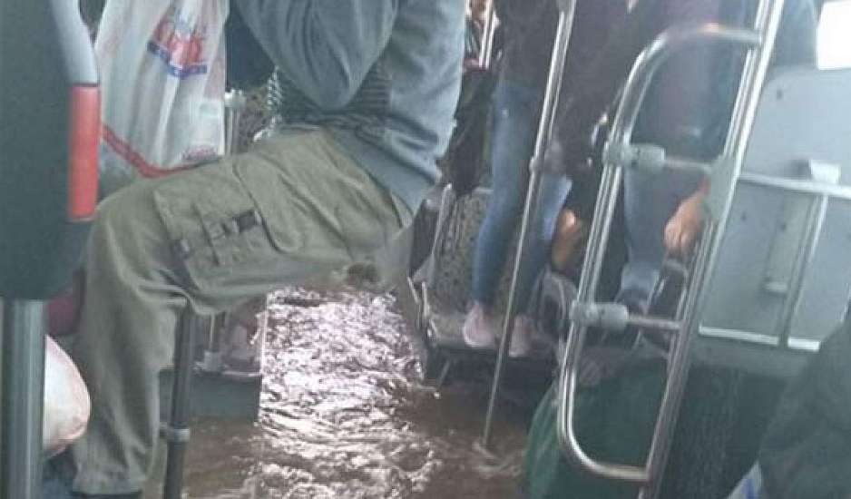 Απίστευτο: Πλημμύρισε λεωφορείο στον Ασπρόπυργο γεμάτο με επιβάτες
