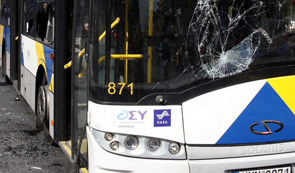 Σύγκρουση φορτηγού με λεωφορείο στην Πέτρου Ράλλη