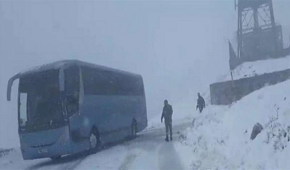 Λεωφορείο με μαθητές εγκλωβίστηκε στα χιόνια