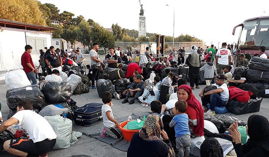 Φωτιά στη Μόρια: Χιλιάδες πρόσφυγες κοιμήθηκαν σε δρόμους, ακόμη και σε νεκροταφεία