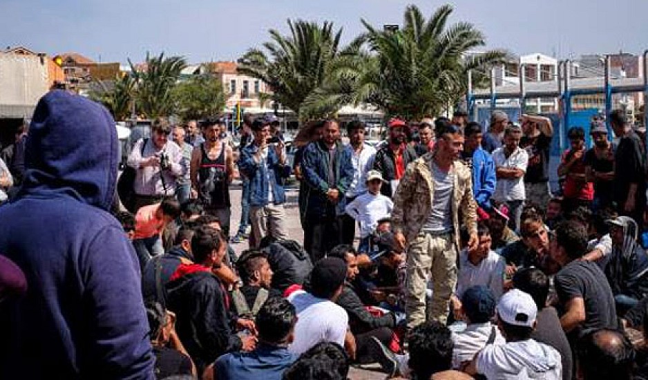 Μυτιλήνη: Συνέλαβαν τους 120 μετανάστες που είχαν καταλάβει την πλατεία