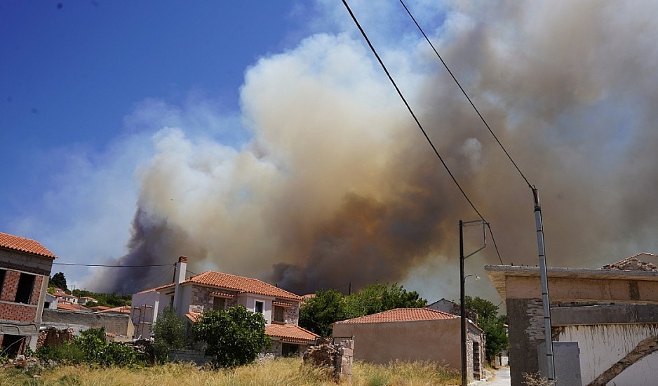 Λέσβος: Ανεξέλεγκτη καίει η φωτιά – Μάχη με τις φλόγες