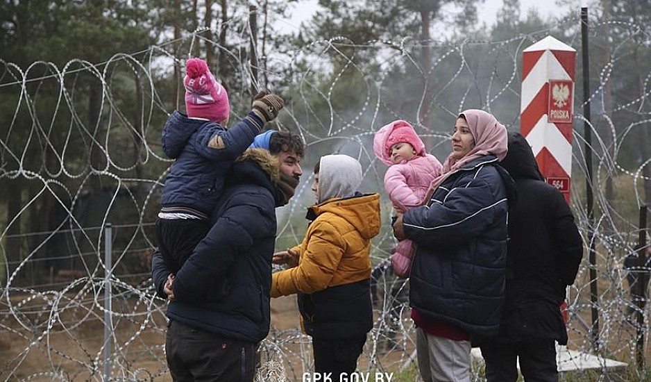 Πόλεμος στους φράχτες των συνόρων με την Πολωνία – Εικόνες γροθιά στο στομάχι